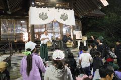 宵宮祭の締めくくりに行われたもちまき