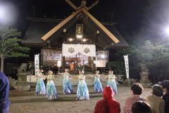 奉納芸能としてフラダンスショーなどが披露された宵宮祭