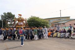 光寿苑の入所者に出迎えられるみこし