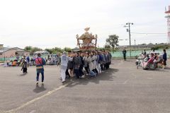 光寿苑の高齢者の周囲を回るみこし