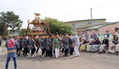 光寿苑の入所者に出迎えられるみこし