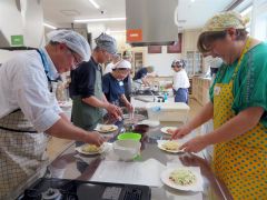 生地の上にトッピングを乗せる参加者