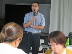 講演する築田臨床心理士