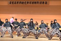 吹奏楽部と共演するダンス部の生徒