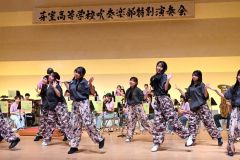 曲目「かわいいだけじゃだめですか？」で吹奏楽部と共演するダンス部の生徒