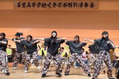 吹奏楽部と共演するダンス部の生徒