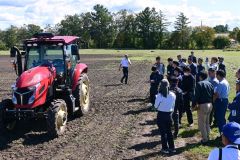 道内のＪＡや市町村の職員約２０人がロボットトラクターによる自動運転を見学した