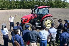 道内のＪＡや市町村の職員約２０人がロボットトラクターによる自動運転を見学した