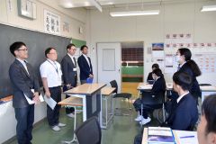 １０月の模擬議会に向けて提案内容などを町職員４人と考えた