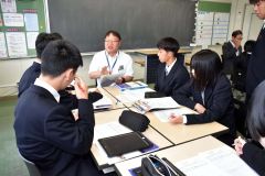 １０月の模擬議会に向けて提案内容などを町職員と考えた