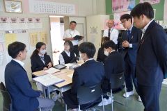 １０月の模擬議会に向けて提案内容などを町職員と考えた