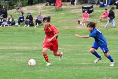 【Ａブロック決勝・音更ユニオンＳＣ―ＳＣ釧路Ｕ―１２】ドリブルで駆け上がる音更ユニオンＳＣの村田碧音主将（左）