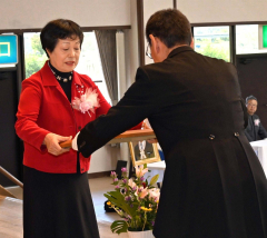 （写真右から）佐々木町長から名誉町民章の賞状を受け取った妻照子さん