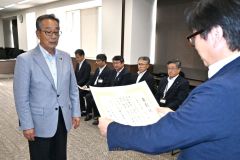 空閑部長（右）から表彰状の伝達を受ける阿部区長