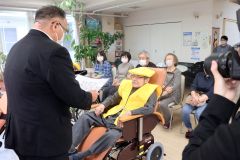 職員手作りの頭巾で百寿と米寿祝う　池田の光寿苑 2