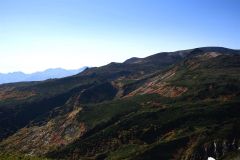 雲一つない青空の下、紅葉が見頃を迎えている大雪山系の黒岳