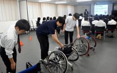 車いすバスケ　物理の視点で　帯広大谷高校で体験授業 3