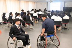 車いすバスケ、物理の視点で　帯大谷高で体験授業