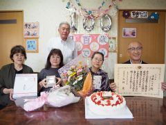 佐藤さん１００歳で町長が記念品贈呈　幕別