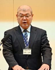 あいさつする北海道聴覚障害教育研究会の菅野弘尊会長