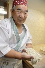 そば打ちする柴田信昭さん（２０１３年）