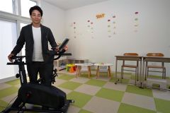 自転車型トレーニング器具などが設置された施設内を披露する清水さん（須貝拓也撮影）