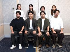 清水宏保さん（前列左から２人目）と「マカロン」のスタッフ（須貝拓也撮影）