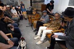 ファンに囲まれながら、思い出話を語る矢嶋さん（右から２人目）と細野さん（同３人目）