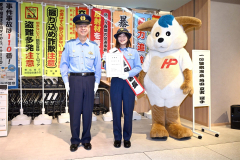 熊谷署長から委嘱状を受け取った角田選手（２７日午前１０時１０分ごろ、須貝拓也撮影）