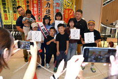 ファンとの記念撮影に応じる角田選手（２７日午前１１時ごろ、須貝拓也撮影）