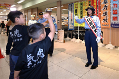 角田選手のサインが当たるじゃんけん大会で盛り上がる会場（２７日午前１０時５０分ごろ、須貝拓也撮影）