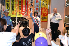角田選手のサインが当たるじゃんけん大会で盛り上がる会場（２７日午前１０時５０分ごろ、須貝拓也撮影）