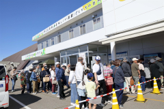 会場には順番待ちの長い列ができた（午前１０時ごろ、長尾悦郎通信員撮影）