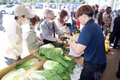 旬の味覚を求める来場者でにぎわった（午前１０時ごろ、長尾悦郎通信員撮影）