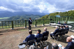 日高山脈が一望できる新展望台。春から秋の表情が楽しめる