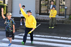 安全確認して歩行者と一緒に横断歩道を渡る団員