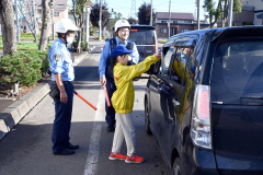 ドライバーに安全運転を呼び掛ける団員