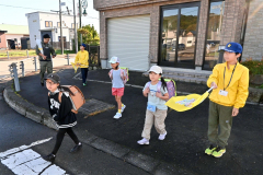 横断歩道で歩行者を誘導する団員