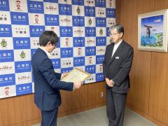 感謝状を受け取る谷水常務取締役（右）