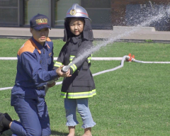 本別消防署の署員と放水体験を行う園児