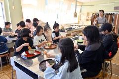 茶道を体験する児童ら