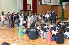 合唱を披露する明星小学校の児童ら