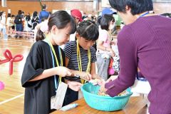 縁日を楽しむ児童ら