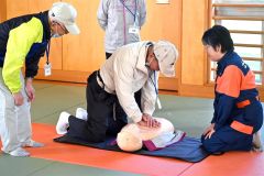心肺蘇生法について学ぶ参加者