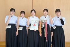 女子団体戦で優勝した足寄