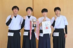 男子団体戦で優勝した足寄。右から２人目が清水伊織主将