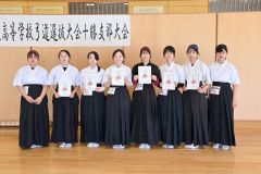 女子個人戦の上位者。左から４人目が優勝した足寄の高井結羽