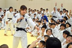 ともえ投げを指導する子どもを選ぶ角田夏実選手（左手前。２７日、サホロアリーナで）