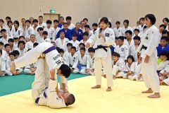子どもたちにともえ投げを指導する角田夏実選手（手前中央。２７日、サホロアリーナで）