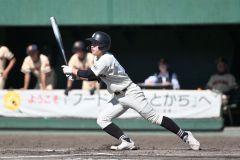 【Aブロック代表決定戦・帯三条―帯農】7回、自身2本目の安打となる二塁打を放つ帯三条の山田源大
